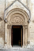 Monte Sant'Angelo, il portale della chiesa di San Pietro. 